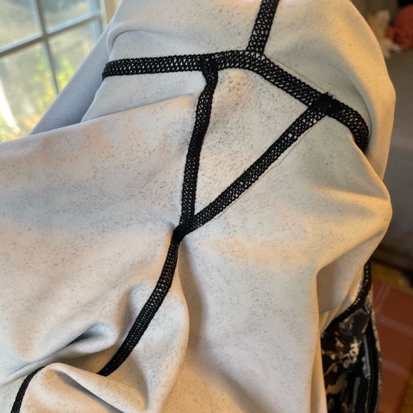 Fabletics | B&W Capri Digi Camo Leggings | Size Small - Picture 7 of 7